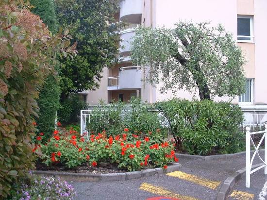 Location garage / parking - 1 avenue pÈre marc aurele - les jardins d'oleas