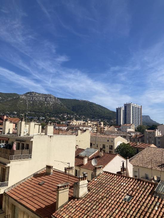 Toulon est - champ de mars - t3 rénové et meublé à louer