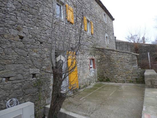 Location maison de village en pierres avec terrasse
