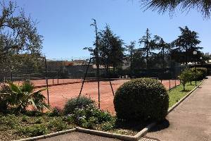 F1 en rez de jardin  dans rÉsidence avec piscine et tennis