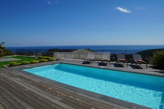 Location superbe villa neuve, avec piscine et vue mer feerique.