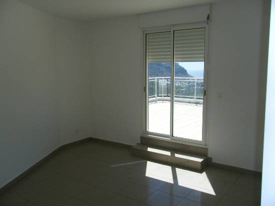 F4 de 95 m2 avec terrasse de 110 m2 vue mer sur saint-denis